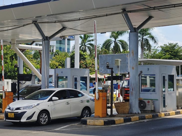 ACV thông tin thu phí không dừng ở 5 sân bay- Ảnh 1. Trưa 3-5, trạm thu phí sân bay Tân Sơn Nhất chủ yếu vẫn thu phí tiền mặt với chủ ô tô ra vào sân bay. Dự kiến ngày 5-5 ACV sẽ triển khai 2 làn xe thu phí không dừng ở Tân Sơn Nhất - Ảnh: CÔNG TRUNG