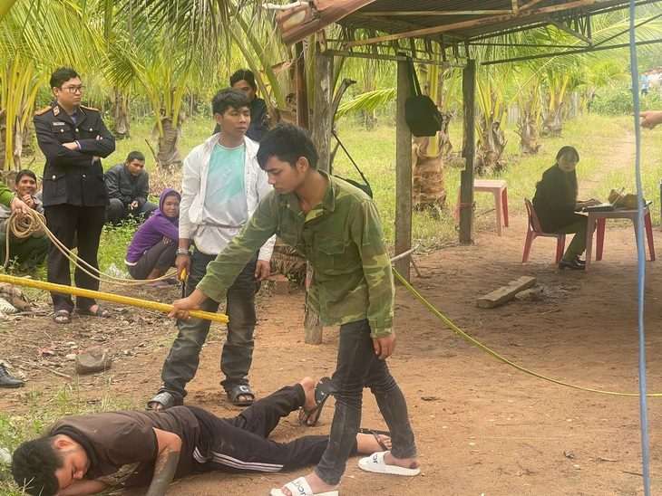 17-12-thuc-nghiem-17343948671671729382198 Bắt 2 anh em giết người giấu xác xuống suối rồi bỏ trốn vào rừng - Ảnh 1.