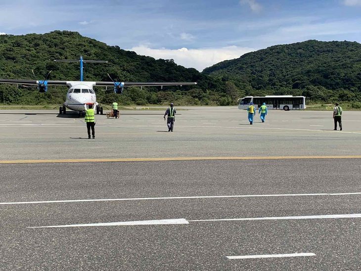 Bamboo Airways dừng bay Côn Đảo, Vietnam Airlines liền tăng tần suất- Ảnh 1. Máy bay khai thác ở sân bay Côn Đảo - Ảnh: VNA