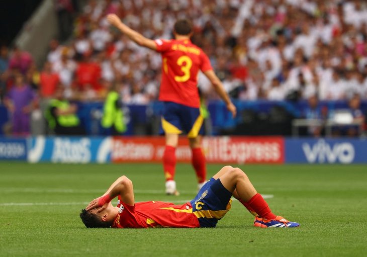Barcelona ‘hưởng lợi’ từ chấn thương của Pedri ở Euro 2024- Ảnh 1. Pedri ôm mặt tỏ ra vô cùng đau đớn - Ảnh: REUTERS