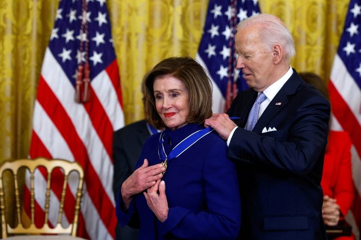 Dù rời ghế chủ tịch Hạ viện Mỹ đã lâu, bà Nancy Pelosi vẫn được coi là nhân vật có ảnh hưởng của đảng Dân chủ - Ảnh: REUTERS Dù rời ghế chủ tịch Hạ viện Mỹ đã lâu, bà Nancy Pelosi vẫn được coi là nhân vật có ảnh hưởng của Đảng Dân chủ - Ảnh: REUTERS