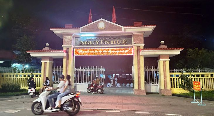3-hoc-sinh-nhap-vien-sau-khi-hut-thuoc-la-dien-tu-o-hue-1728283726389182833883 3 học sinh nhập viện vì hút thuốc lá điện tử - Ảnh 1.