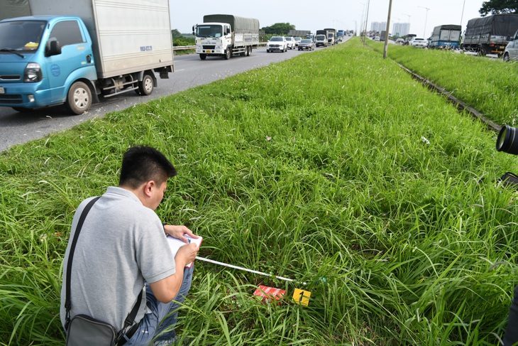 Bắt đối tượng bị truy nã đặc biệt trong đường dây ma túy của bà trùm Oanh 'Hà'- Ảnh 1. Ma túy (gói màu đỏ, vàng) bị các nghi phạm vứt xuống ven đường trong khi bỏ trốn được cảnh sát thu giữ - Ảnh: C04