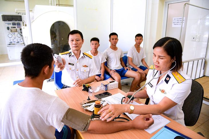 28 năm chăm sóc sức khỏe ở "lữ đoàn anh hùng" - Ảnh 1. Chị Trương Thị Phượng kiểm tra sức khỏe định kỳ cho cán bộ chiến sĩ tại Lữ đoàn 126 - Ảnh: N.TRẦN