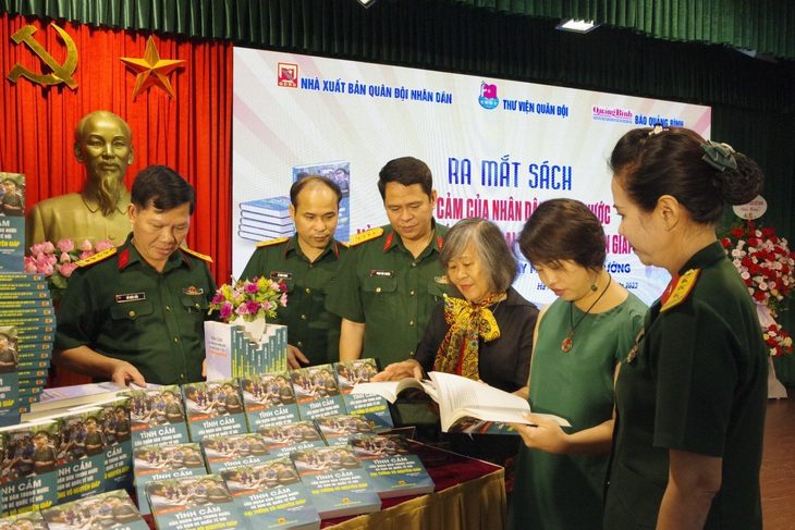 Đại diện gia đình Đại tướng Võ Nguyên Giáp cùng đại diện các cơ quan thực hiện cuốn sách này cũng xem sách tại lễ ra mắt - Ảnh: TRẦN HOÀNG Đại diện gia đình Đại tướng Võ Nguyên Giáp cùng đại diện các cơ quan thực hiện cuốn sách xem sách tại lễ ra mắt - Ảnh: TRẦN HOÀNG