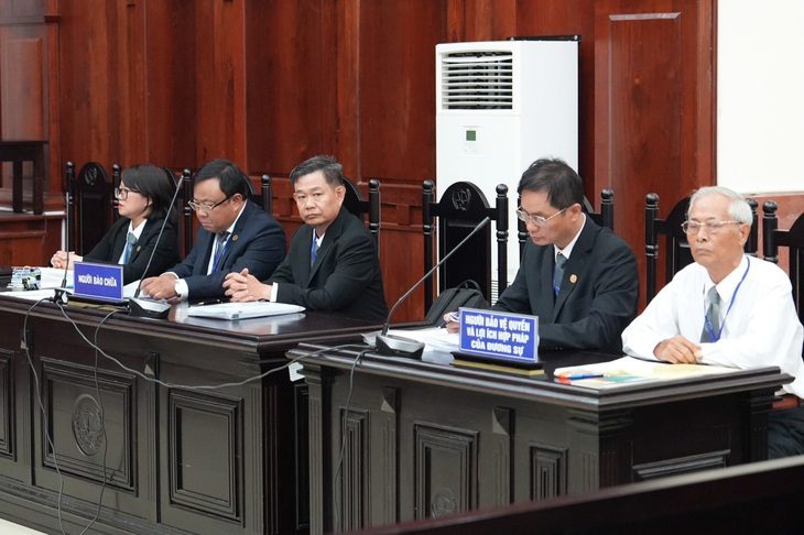 Bà Nguyễn Phương Hằng không kháng cáo nhưng khóc xin giảm nhẹ dù chỉ 1 ngày- Ảnh 1. Luật sư Hồ Nguyên Lễ (thứ 3 từ trái sang) - Ảnh: HỮU HẠNH