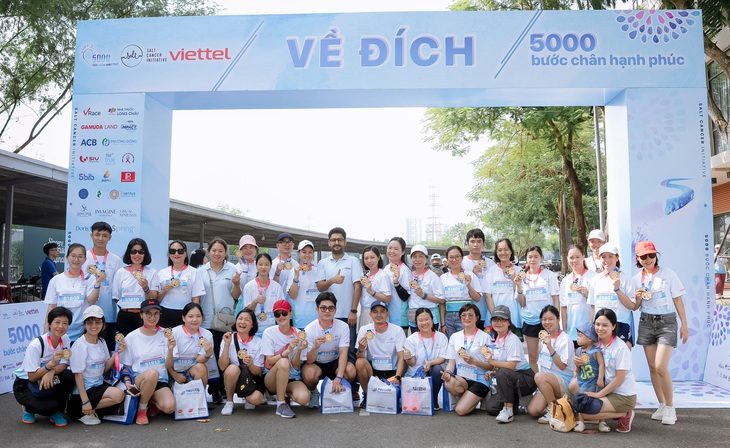 5000-buoc-chan-hanh-phuc-voi-su-tham-gia-cua-cac-bac-si-chuyen-gia-17299265604941970633545 '5.000 bước chân hạnh phúc' cùng bệnh nhân ung thư - Ảnh 1.