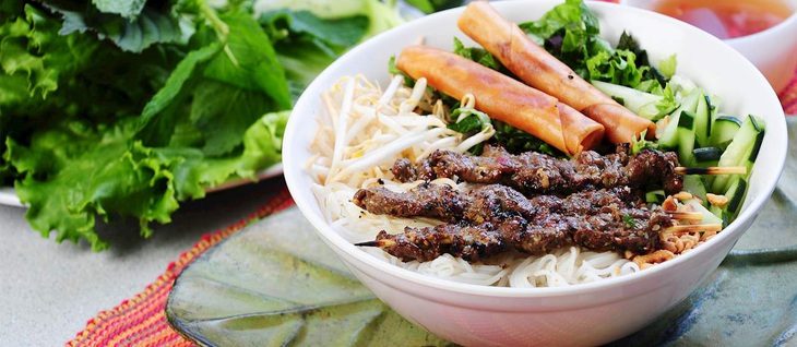 Bún thịt nướng là một món ăn gắn liền với miền Nam Việt Nam. Nhưng bún thịt nướng Huế thì lại mang phong vị khác biệt nhờ vào nước sốt Bún thịt nướng Huế mang phong vị khác biệt nhờ vào nước chấm - Ảnh: Taste Atlas
