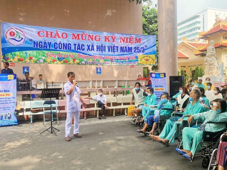 Bác sĩ ca hát, cắt tóc, gội đầu cho bệnh nhân - Ảnh 1. Bác sĩ ca hát, cắt tóc, gội đầu cho bệnh nhân - Ảnh 1.