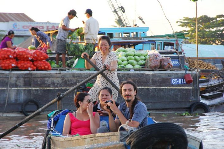 Bài học cứu chợ nổi Tân Phong có thể áp dụng cho chợ nổi Cái Răng?- Ảnh 1. Du khách nước ngoài đến Cần Thơ thường chọn chợ nổi Cái Răng để tham quan - Ảnh: CHÍ QUỐC