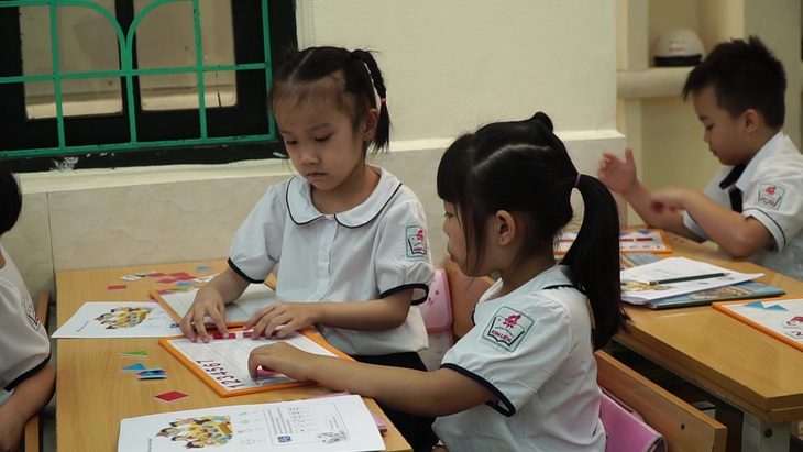 Bạn đọc tranh luận về một bộ sách giáo khoa do Bộ Giáo dục - đào tạo biên soạn - Ảnh 1. Học sinh tiểu học trong buổi học thử nghiệm với sách giáo khoa mới - Ảnh: VĨNH HÀ