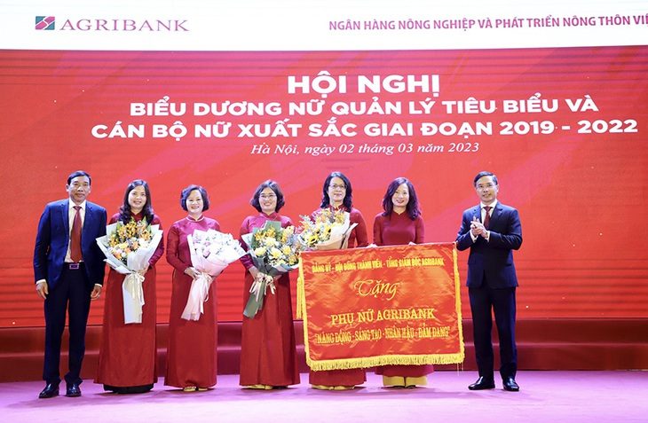 Agribank tôn vinh hơn 200 cán bộ nữ tiêu biểu - Ảnh 1. Hơn 200 cán bộ nữ vừa được Agribank tôn vinh nhân kỷ niệm 35 năm thành lập ngân hàng - Ảnh: CTV