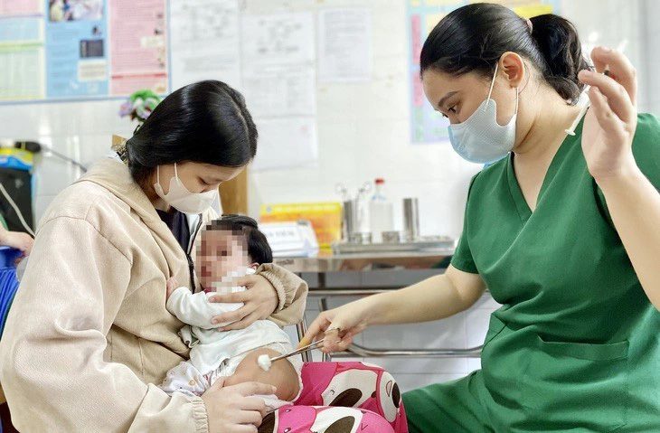 3 trẻ em mắc bệnh sởi ở TP.HCM tử vong, số ca sởi đang tăng nhanh- Ảnh 1. Trẻ em được tiêm vắc xin trong chương trình tiêm chủng mở rộng tại TP.HCM - Ảnh: Tư liệu