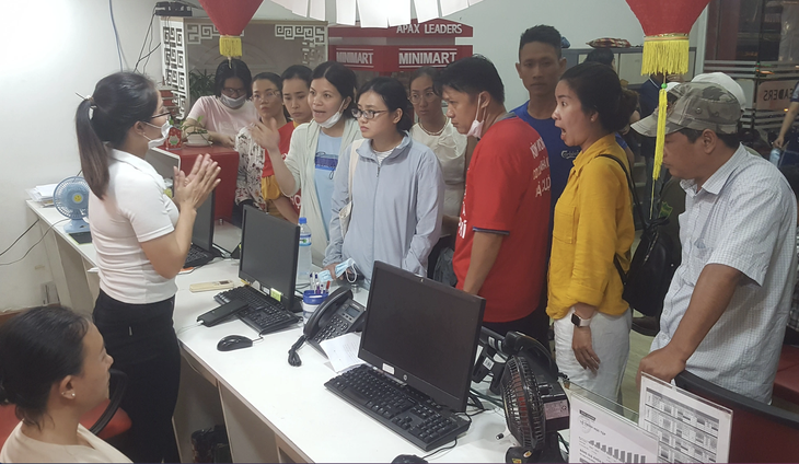 Apax Leaders lại ngừng dạy, xin lùi hoàn học phí vì 'phụ huynh gây rối'- Ảnh 1. Phụ huynh đến đòi quyền lợi tại Apax Leaders, cơ sở Phan Xích Long (TP.HCM), vào giữa tháng 10-2023 - Ảnh: TRỌNG NHÂN