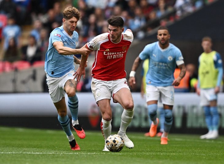 3 tuần nước rút của Premier League - Ảnh 1. Arsenal đang bỏ xa Man City (trái) về chi tiêu ở hè này - Ảnh: Reuters