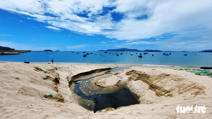 Bãi biển Ba Làng vịnh Nha Trang bị lở loét, nhận nước thải thối vì đâu? - Ảnh 1. Bãi biển Ba Làng bị nước thải ô nhiễm gây hôi thối và chảy thẳng ra vịnh Nha Trang - Ảnh: PHAN SÔNG NGÂN