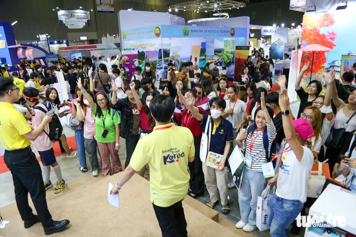 ITE HCMC 2023: điểm đến của “Người mua quốc tế” - Ảnh 1. Du khách hào hứng tham gia trò chơi của gian hàng du lịch Hàn Quốc để nhận nhiều ưu đãi - Ảnh: PHƯƠNG QUYÊN