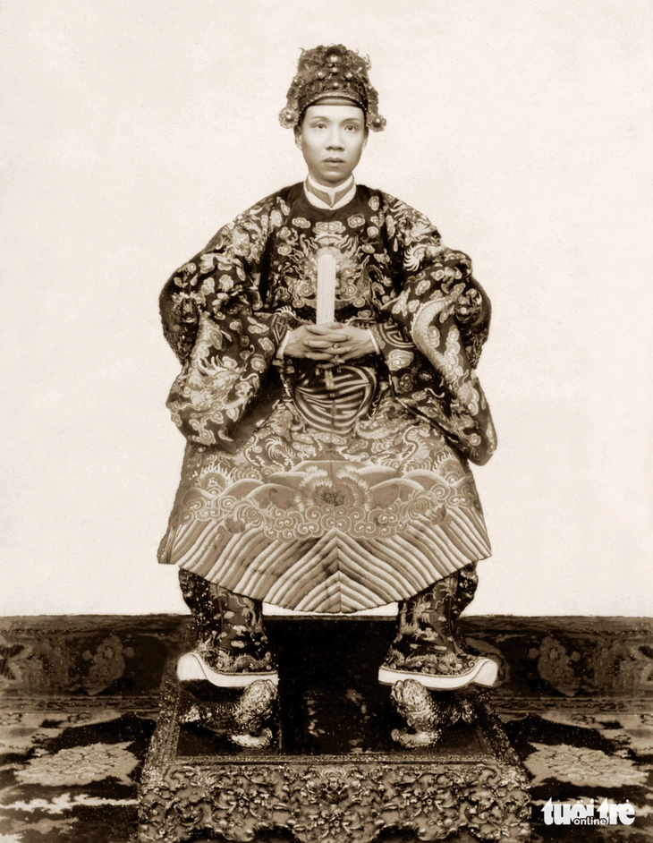 Áo vua Bảo Đại sắp đấu giá ở Pháp có thể là áo của vua Khải Định- Ảnh 1. Vua Khải Định mặc chiếc áo long bào trong một dịp đại lễ. Chiếc áo này giống với chiếc áo được cho là của vua Bảo Đại mặc lúc lên ngôi sắp được đấu giá ở Pháp - Ảnh: Nhà nghiên cứu Trịnh Bách cung cấp
