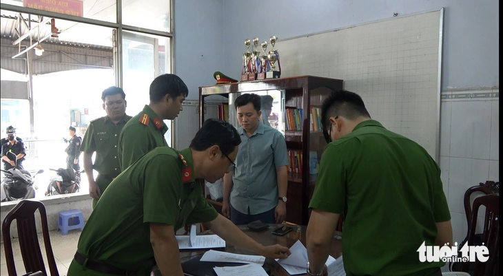 Bắt cựu đăng kiểm viên nhận hối lộ ở Long An- Ảnh 1. Lực lượng công an khám xét nơi Vũ từng làm việc - Ảnh: A.X