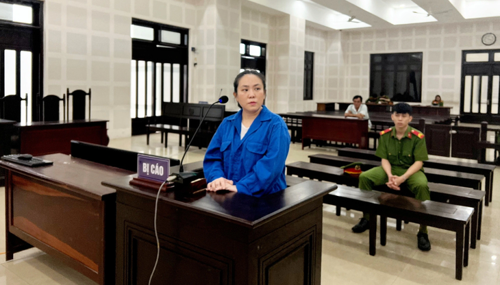 16 năm tù cho phiên dịch viên lừa 9 người qua Campuchia làm 'việc nhẹ lương cao’- Ảnh 1. Bị cáo lãnh án tội mua bán người - Ảnh: H.B.