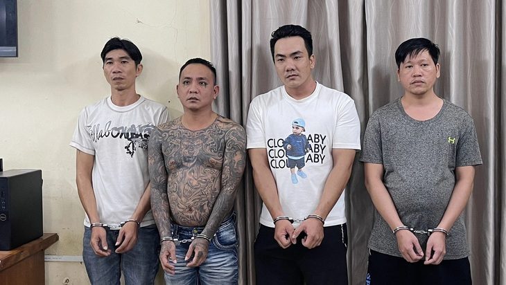 Bắt 3 nhóm tín dụng đen, chuyên đánh người thân nếu người vay không trả tiền- Ảnh 1. Nhóm của Nguyễn Đại Đức tại cơ quan công an - Ảnh: Công an cung cấp