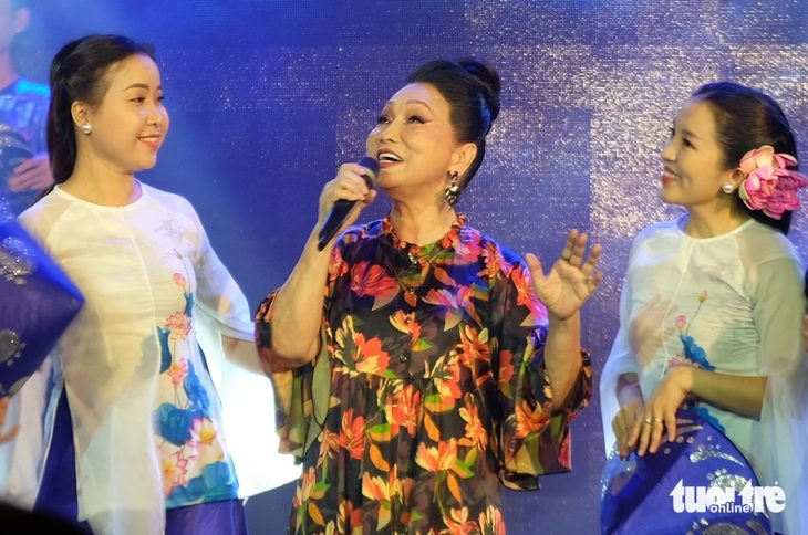 NSND Bạch Tuyết thể hiện bài tân cổ Trăng về thôn dã cùng vũ đoàn - Ảnh: LINH ĐOAN NSND Bạch Tuyết thể hiện bài tân cổ Trăng về thôn dã cùng vũ đoàn - Ảnh: LINH ĐOAN