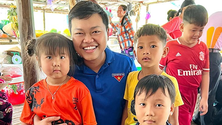 Anh Hùng của bạn trẻ Đất Mũi- Ảnh 1. Lê Trần Anh Hùng trong một chương trình sinh hoạt, nấu ăn cho trẻ em vùng sâu vùng xa tại Cà Mau - Ảnh: THANH HUYỀN