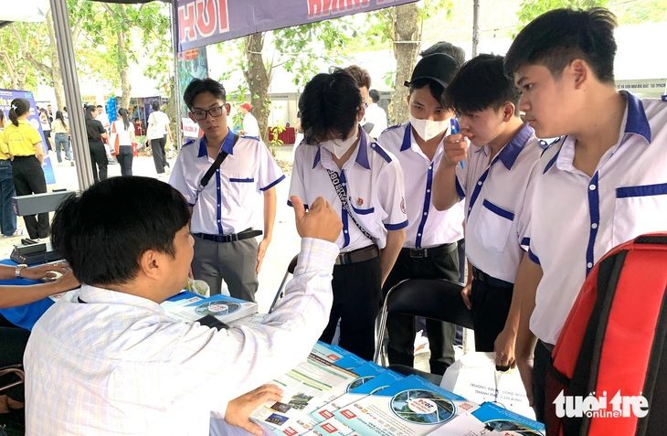 20 phương thức xét tuyển đại học, thí sinh cần lưu ý gì?- Ảnh 1. Học sinh tìm hiểu thông tin xét tuyển đại học tại Ngày hội tư vấn tuyển sinh - hướng nghiệp 2024 - Ảnh: TRẦN HUỲNH