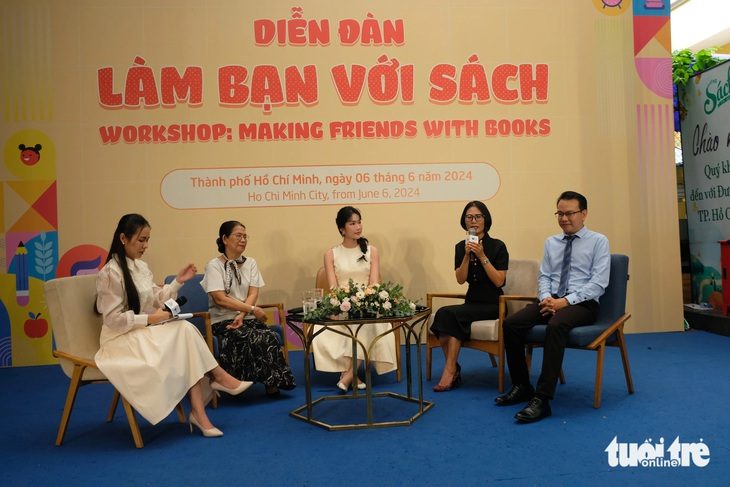 Từ trái quá, MC Phương Thảo, tiến sĩ Quách Thu Nguyệt, Á hậu Phương Anh, nhà văn Phương Huyền và tiến sĩ Hòa An tham gia diễn đàn - Ảnh: LINH ĐOAN Từ trái qua: MC Phương Thảo, tiến sĩ Quách Thu Nguyệt, á hậu Phương Anh, nhà văn Phương Huyền và tiến sĩ Hòa An tham gia diễn đàn - Ảnh: LINH ĐOAN