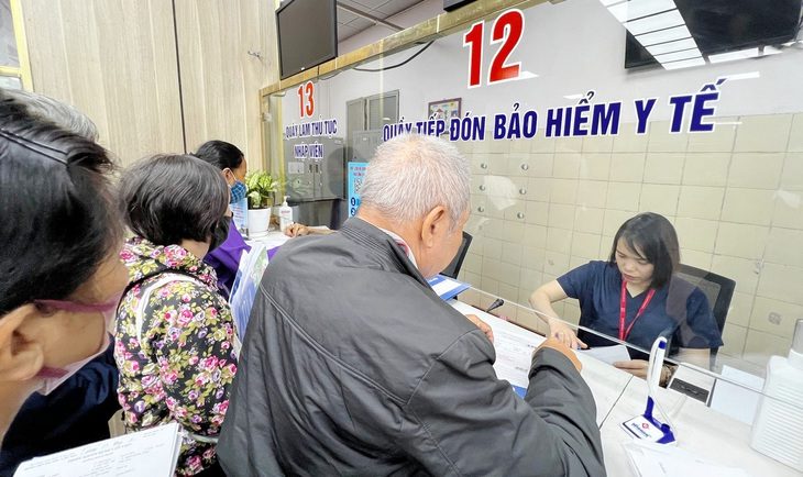 bhyt-nam-tran-17334481068811241192-1734145473121206107378 Bao giờ bệnh nhân bảo hiểm y tế hết 'cắn răng' khám dịch vụ? - Ảnh 1.