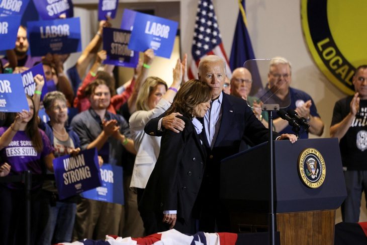 biden-harris-1725334303306210912289 Bà Harris, ông Biden và màn thể hiện 'tinh thần đồng đội' lần đầu tiên - Ảnh 1.