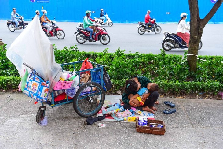 Bạn đọc tranh luận chuyện nên hay không nên cho tiền trẻ ăn xin tại ngã 4 - Ảnh 1. UBND TP.HCM vừa ban hành quy định về công tác tập trung trẻ em, người lang thang ăn xin và đối tượng cần bảo vệ khẩn cấp khác trên địa bàn - Ảnh: QUANG ĐỊNH