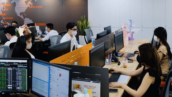 Người dân lại ồ ạt mở tài khoản chứng khoán - Ảnh 1. Chứng khoán đang thu hút nhiều người mở tài khoản đầu tư mới vì có tiềm năng tăng trưởng tốt từ đầu năm và dự báo trong các tháng tiếp theo - Ảnh: B.MAI