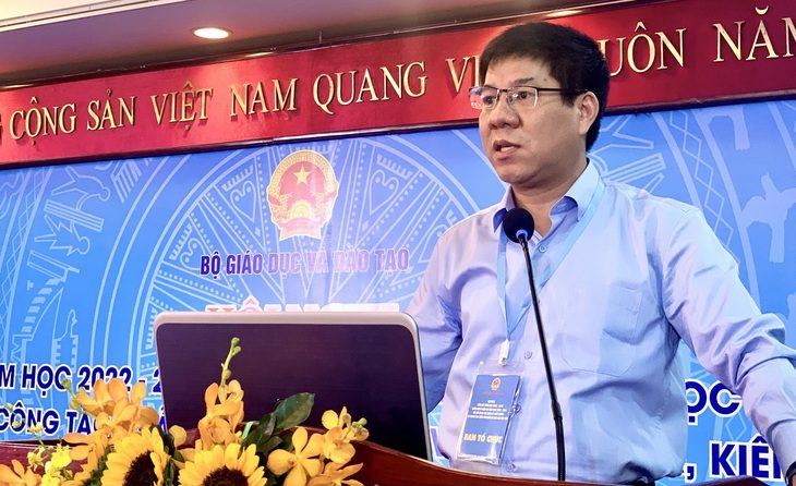 Bàn lại việc sử dụng chứng chỉ IELTS thay thế điểm thi tốt nghiệp THPT - Ảnh 1. Cục trưởng Cục Quản lý chất lượng (Bộ Giáo dục và Đào tạo) phát biểu tại hội nghị chiều 24-8 - Ảnh: TRẦN HUỲNH