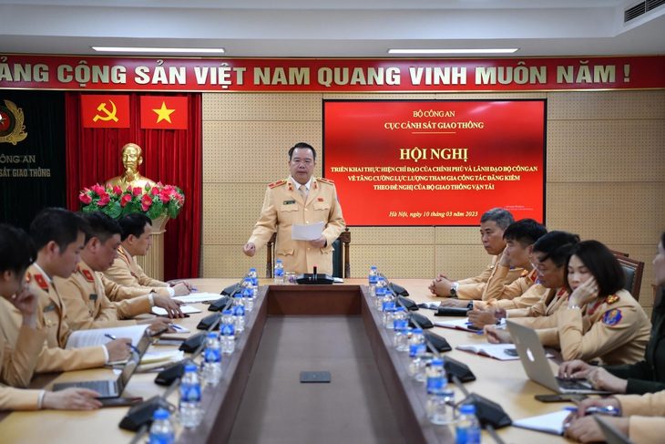 50 cảnh sát giao thông chi viện các trung tâm đăng kiểm từ 11-3 - Ảnh 1. 50 cảnh sát giao thông chi viện các trung tâm đăng kiểm từ 11-3 - Ảnh 1.
