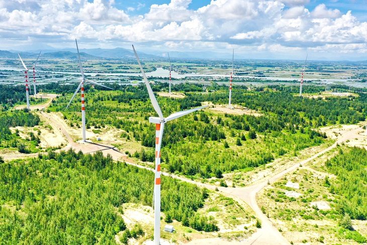Bao giờ có thể mua bán điện trực tiếp? - Ảnh 1. Các doanh nghiệp kỳ vọng cơ chế mua bán điện trực tiếp sẽ giúp doanh nghiệp năng lượng mở rộng thị trường bán điện. Trong ảnh: dự án điện mặt trời và điện gió ở TP Quy Nhơn, tỉnh Bình Định (ảnh chụp vào trưa 29-10) - Ảnh: QUANG ĐỊNH