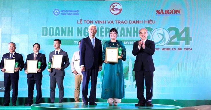 doanh-nghiep-xanh-1724935588666240883354 98 doanh nghiệp được trao danh hiệu Doanh nghiệp xanh TP.HCM năm 2024 - Ảnh 1.