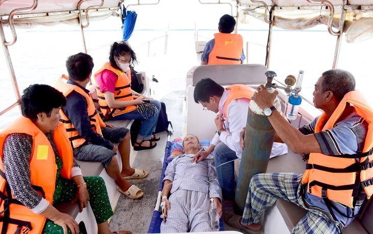 Tàu cấp cứu chuyên dụng là mong ước của cả người dân và nhân viên y tế ở xã đảo Thạnh An, huyện Cần Giờ (TP.HCM). Trong ảnh: bệnh nhân được chuyển bệnh bằng ca nô vào đất liền cấp cứu - Ảnh: DUYÊN PHAN Tàu cấp cứu chuyên dụng là mong ước của cả người dân và nhân viên y tế ở xã đảo Thạnh An, huyện Cần Giờ (TP.HCM). Trong ảnh: bệnh nhân được chuyển bệnh bằng ca nô vào đất liền cấp cứu - Ảnh: DUYÊN PHAN