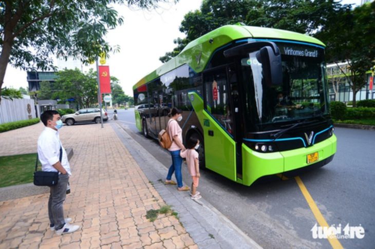 89% hành khách dùng buýt điện là người đi làm- Ảnh 1. Đông đảo người dân ủng hộ xe buýt điện bởi sự thuận tiện, trang thiết bị hiện đại - Ảnh: QUANG ĐỊNH