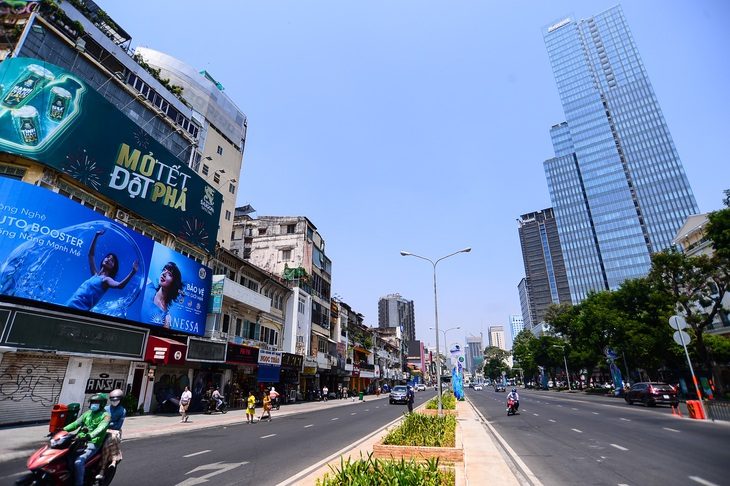 Bảng giá đất mới dự kiến tăng 10-30 lần, người dân đóng tiền sử dụng đất ra sao?- Ảnh 1. Giá đất đường Lê Lợi dự kiến tăng từ 162 triệu đồng/m² thành 810 triệu đồng/ m² - Ảnh: QUANG ĐỊNH