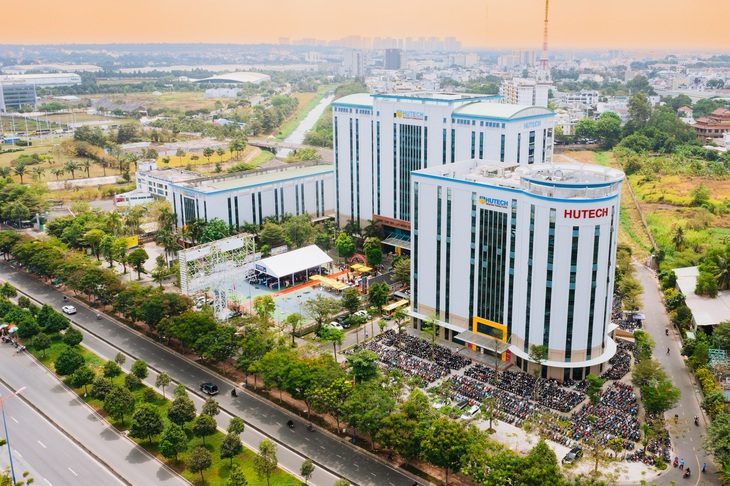 4 trường đại học hoạt động ra sao trong Khu công nghệ cao TP.HCM?- Ảnh 1. Trung tâm đào tạo chất lượng cao HUTECH nằm ở gần cổng vào Khu công nghệ cao TP.HCM - Ảnh: N.T.