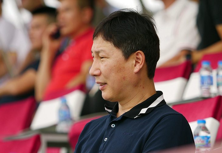 ASEAN Cup 2024: Tuyển Việt Nam có thể lọt vào chung kết?- Ảnh 1. HLV Kim Sang Sik đi xem CLB Bắc Ninh thi đấu - Ảnh: BẮC NINH FC