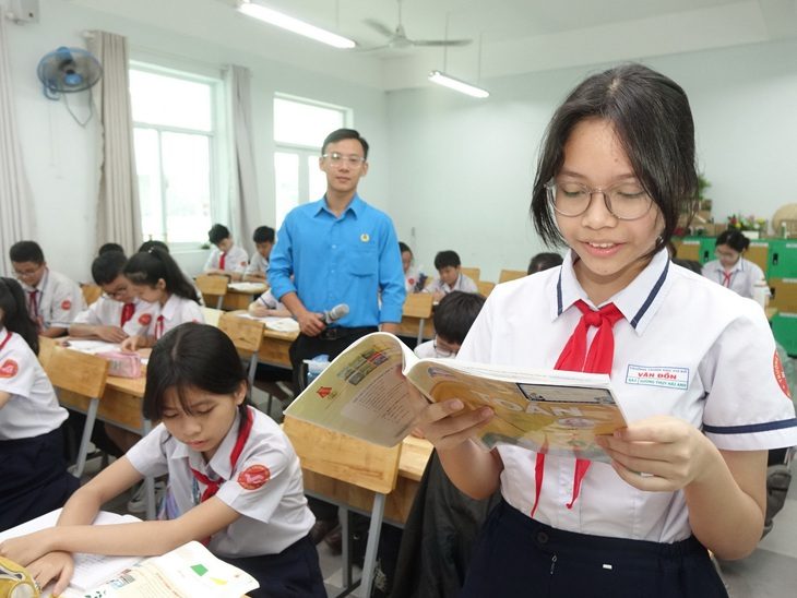 8 bước đăng ký trực tuyến tuyển sinh đầu cấp ở TP.HCM- Ảnh 1. Một tiết học của học sinh lớp 6 Trường THCS Vân Đồn, quận 4, TP.HCM. Năm nay công tác tuyển sinh đầu cấp của TP.HCM sẽ được thực hiện theo hình thức trực tuyến - Ảnh: NHƯ HÙNG