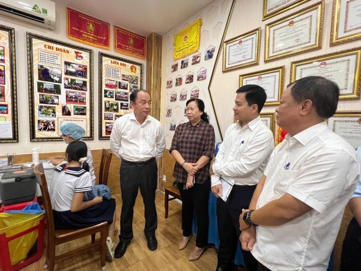 img20240926305562904119920246-17267076622031093182893 Ban giám đốc Sở Y tế TP.HCM xuống từng địa bàn 'thúc' tăng tốc tiêm đủ mũi sởi - Ảnh 1.