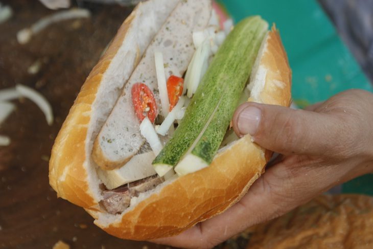 Một ổ bánh mì cụ Lý đầy đủ gồm 5 loại chả, dưa leo, ớt, hành tây, nước tương - Ảnh: HỒ LAM Bánh mì Việt Nam vào top 100 món ăn đường phố hấp dẫn ở châu Á. Trong ảnh là một ổ bánh mì cụ Lý đầy đủ gồm 5 loại chả, dưa leo, ớt, hành tây, nước tương - Ảnh: HỒ LAM