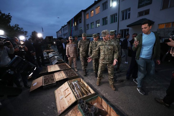 Sĩ quan Azerbaijan khoe với báo chí số vũ khí thu được từ quân đội chính quyền ly khai Nagorno-Karabakh hôm 23-9 - Ảnh: AFP Sĩ quan Azerbaijan khoe với báo chí số vũ khí thu được từ quân đội chính quyền ly khai Nagorno-Karabakh hôm 23-9 - Ảnh: AFP