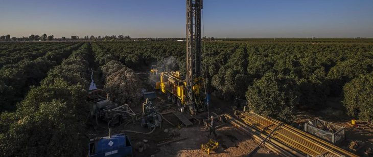 Một công ty khoan giếng trong vườn trồng quả pistachi gần Terra Bella, California, vào năm 2021 - Ảnh: LOS ANGELES TIMES Một công ty khoan giếng trong vườn trồng quả pistachi gần Terra Bella, California, vào năm 2021 - Ảnh: LOS ANGELES TIMES