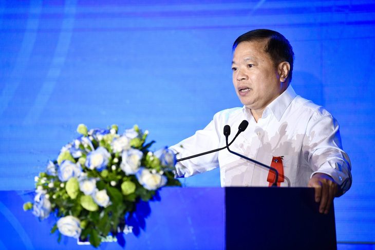 13.900 vụ tấn công mạng trong năm 2023, thiệt hại tương đương 3,6% GDP- Ảnh 1. Thiếu tướng Nguyễn Văn Giang - phó cục trưởng Cục An ninh mạng và phòng chống tội phạm sử dụng công nghệ cao, Bộ Công an - A05 trình bày tham luận "Thực trạng, chiêu trò lừa đảo của tội phạm mạng - Giải pháp ngăn ngừa" - Ảnh: QUANG ĐỊNH