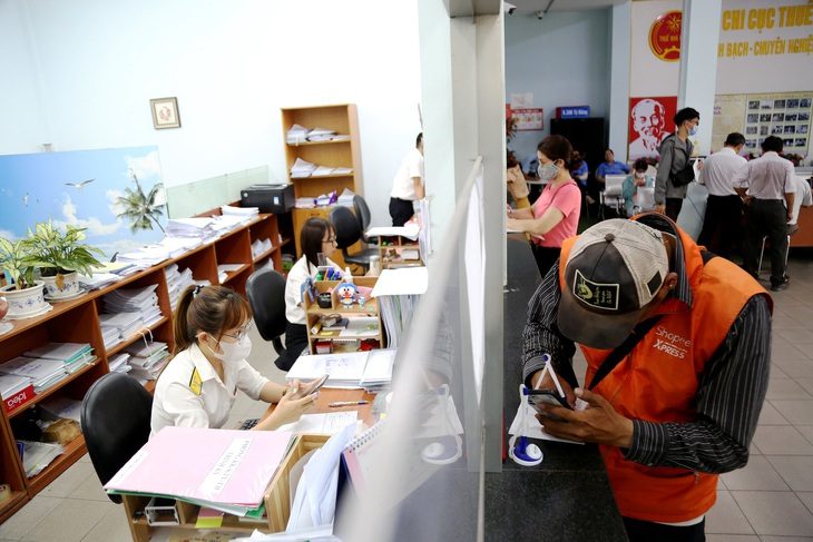 Bài học từ vụ bỗng dưng nợ thuế tiền tỉ- Ảnh 1. Các chuyên gia lưu ý những người kinh doanh online nên đăng ký và kê khai thuế để tránh bị truy thu sau này. Trong ảnh: người dân làm thủ tục thuế tại Chi cục Thuế quận Bình Thạnh (TP.HCM) - Ảnh: PHƯƠNG QUYÊN