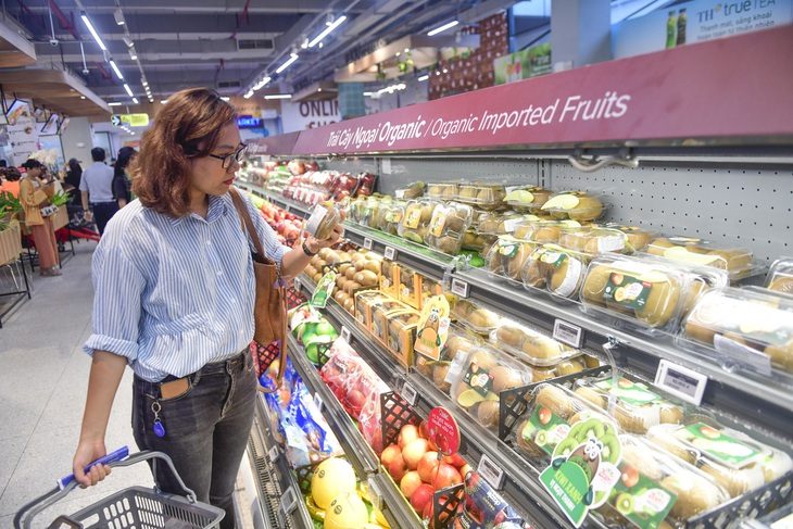 Bán lẻ đón cơ hội mới từ chính sách đặc thù - Ảnh 1. Với các chương trình kích cầu của thành phố, người tiêu dùng, nhà đầu tư, doanh nghiệp sẽ được hưởng lợi nhiều hơn. Trong ảnh: người tiêu dùng mua sắm tại siêu thị cao cấp Finelite thuộc Saigon Co.op - Ảnh: QUANG ĐỊNH